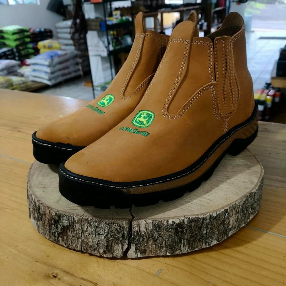 Botina de couro marrom com logo John deere TAM 28